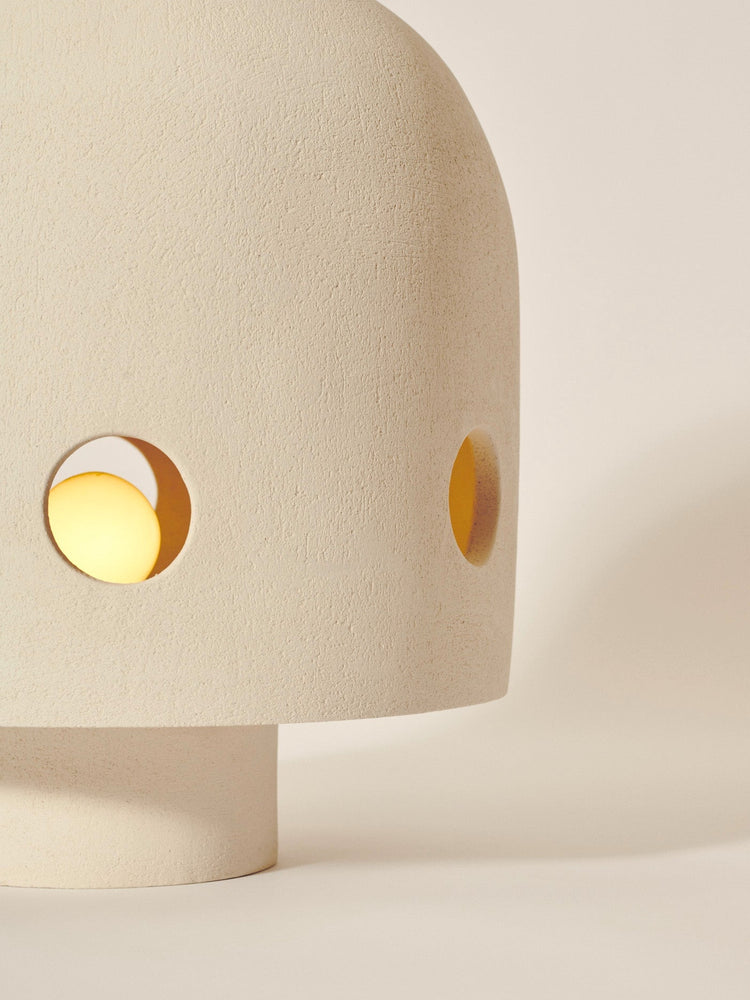 Sculpture lumineuse en faïence chamottée Lampe de table Hiromi par Johanna de Clisson 